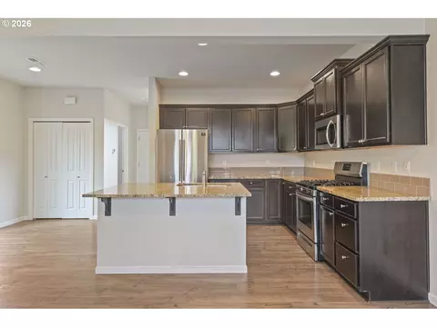 Kitchen - 2189 SE 17th Aly, Gresham, OR 97080 photo 2 of 3