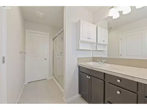 Bath - 2189 SE 17th Aly, Gresham, OR 97080 photo 2 of 4