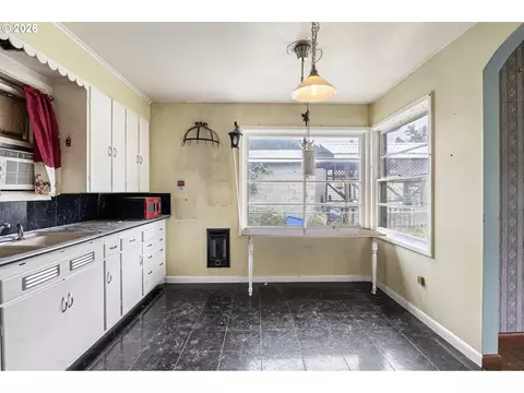Kitchen - 415 Date St, Drain, OR 97435 photo 2 of 4