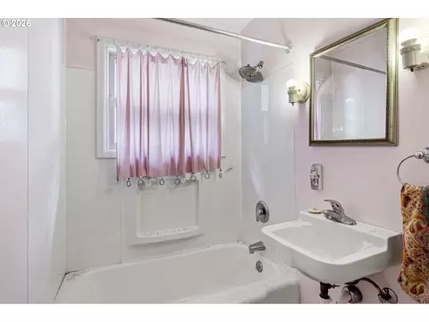 Bath - 415 Date St, Drain, OR 97435 photo 1 of 2