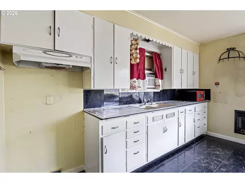 Kitchen - 415 Date St, Drain, OR 97435 photo 4 of 4