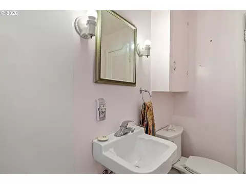 Bath - 415 Date St, Drain, OR 97435 photo 2 of 2