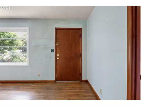 Entry Way - 415 Date St, Drain, OR 97435 photo 1 of 2