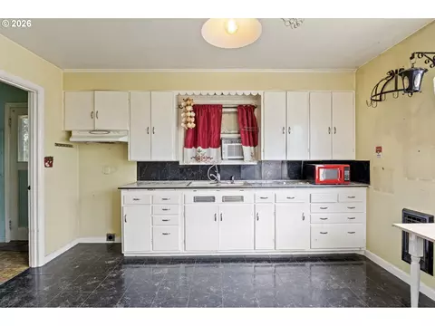 Kitchen - 415 Date St, Drain, OR 97435 photo 1 of 4