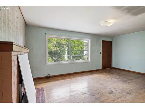 Living - 415 Date St, Drain, OR 97435 photo 3 of 4