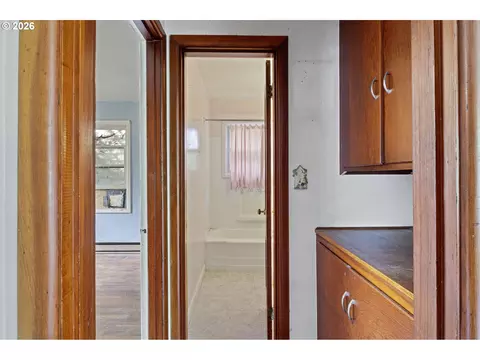 Entry Way - 415 Date St, Drain, OR 97435 photo 2 of 2