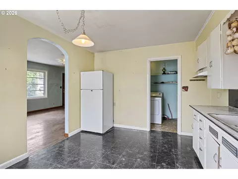 Kitchen - 415 Date St, Drain, OR 97435 photo 3 of 4