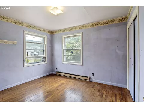 Bedroom - 415 Date St, Drain, OR 97435 photo 1 of 4