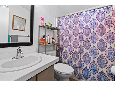 Bath - 285 S 52nd Pl, Springfield, OR 97478 photo 1 of 3