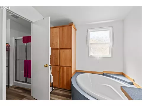 Bath - 285 S 52nd Pl, Springfield, OR 97478 photo 3 of 3