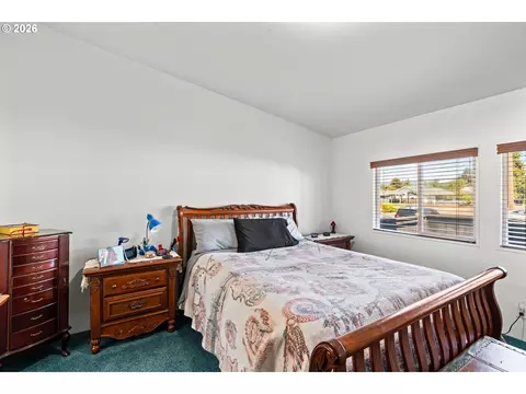 Bedroom - 285 S 52nd Pl, Springfield, OR 97478 photo 7 of 7