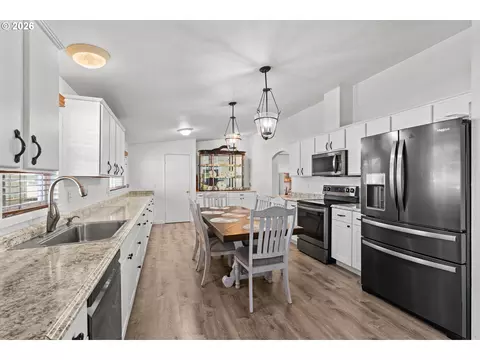 Kitchen - 285 S 52nd Pl, Springfield, OR 97478 photo 1 of 5