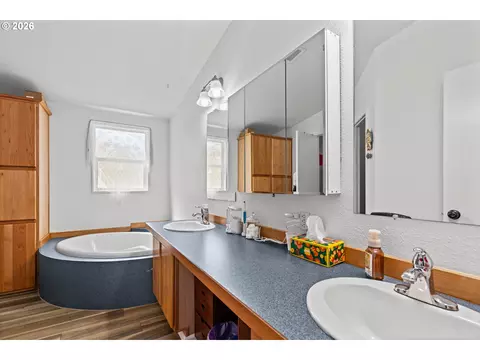 Bath - 285 S 52nd Pl, Springfield, OR 97478 photo 2 of 3