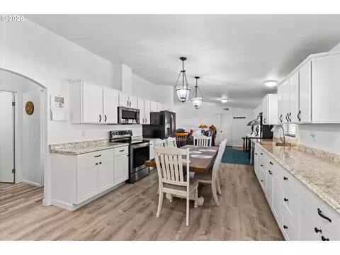 Kitchen - 285 S 52nd Pl, Springfield, OR 97478 photo 5 of 5