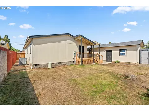 Exterior - 285 S 52nd Pl, Springfield, OR 97478 photo 5 of 6