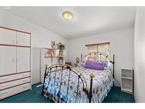Bedroom - 285 S 52nd Pl, Springfield, OR 97478 photo 1 of 7