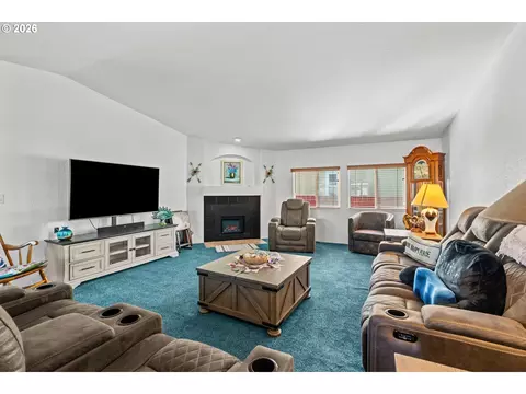 Living - 285 S 52nd Pl, Springfield, OR 97478 photo 3 of 4