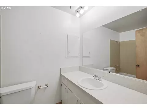 Bath - 895 NW 3rd St, Gresham, OR 97030 photo 2 of 3