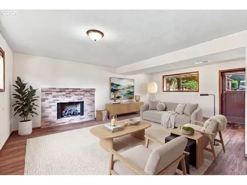 Living - 895 NW 3rd St, Gresham, OR 97030 photo 6 of 6