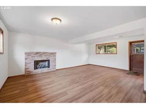 Living - 895 NW 3rd St, Gresham, OR 97030 photo 3 of 6