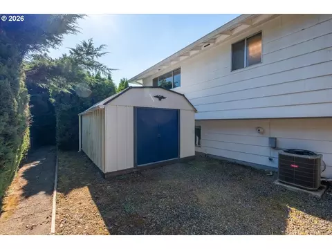 Exterior - 895 NW 3rd St, Gresham, OR 97030 photo 7 of 10