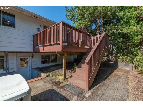 Exterior - 895 NW 3rd St, Gresham, OR 97030 photo 6 of 10