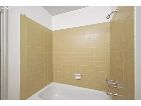 Bath - 895 NW 3rd St, Gresham, OR 97030 photo 3 of 3