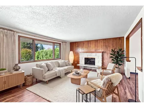 Living - 895 NW 3rd St, Gresham, OR 97030 photo 5 of 6