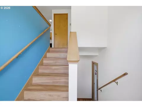 Entry Way - 895 NW 3rd St, Gresham, OR 97030 photo 1 of 2