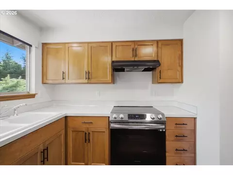 Kitchen - 895 NW 3rd St, Gresham, OR 97030 photo 2 of 2