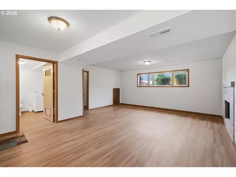 Living - 895 NW 3rd St, Gresham, OR 97030 photo 4 of 6