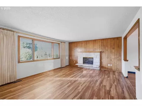 Living - 895 NW 3rd St, Gresham, OR 97030 photo 1 of 6