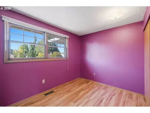 Bedroom - 895 NW 3rd St, Gresham, OR 97030 photo 5 of 9