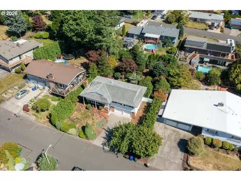 View/Area - 895 NW 3rd St, Gresham, OR 97030 photo 2 of 5
