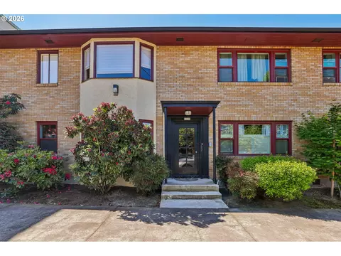 2120 NE Halsey St #31, Portland, OR 97232