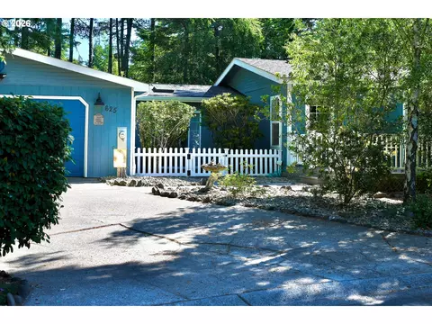 625 Glenbrook Cir, Florence, OR 97439