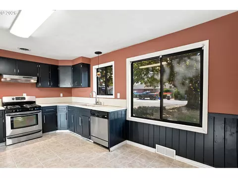 Kitchen - 1099 Arcadia Dr, Eugene, OR 97401 photo 1 of 7