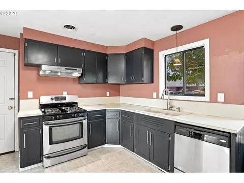 Kitchen - 1099 Arcadia Dr, Eugene, OR 97401 photo 4 of 7