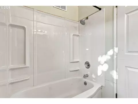 Bath - 1099 Arcadia Dr, Eugene, OR 97401 photo 1 of 2