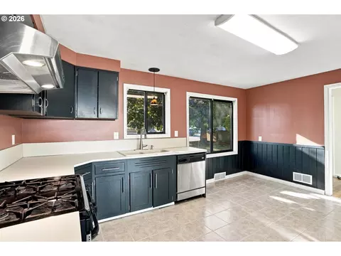 Kitchen - 1099 Arcadia Dr, Eugene, OR 97401 photo 7 of 7
