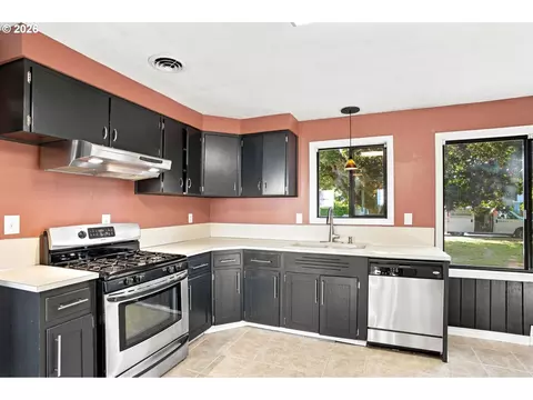 Kitchen - 1099 Arcadia Dr, Eugene, OR 97401 photo 6 of 7