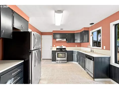 Kitchen - 1099 Arcadia Dr, Eugene, OR 97401 photo 3 of 7