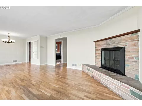 Living - 1099 Arcadia Dr, Eugene, OR 97401 photo 2 of 7