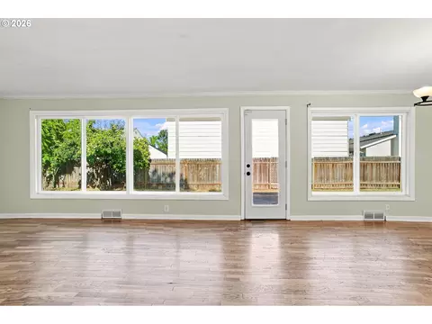 Living - 1099 Arcadia Dr, Eugene, OR 97401 photo 5 of 7