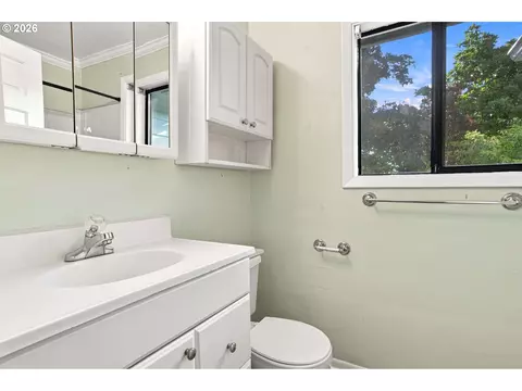 Bath - 1099 Arcadia Dr, Eugene, OR 97401 photo 2 of 2