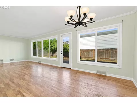 Living - 1099 Arcadia Dr, Eugene, OR 97401 photo 3 of 7