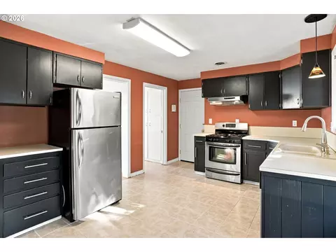 Kitchen - 1099 Arcadia Dr, Eugene, OR 97401 photo 2 of 7