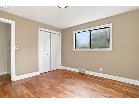 Bedroom - 1099 Arcadia Dr, Eugene, OR 97401 photo 3 of 4