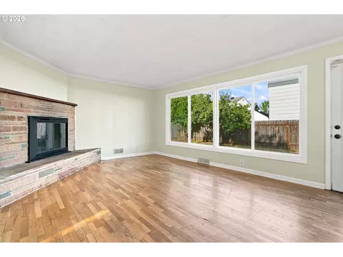 Living - 1099 Arcadia Dr, Eugene, OR 97401 photo 4 of 7