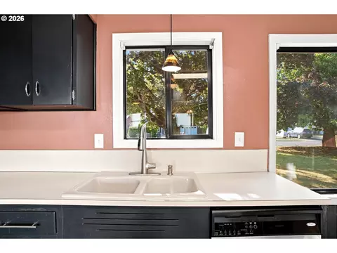 Kitchen - 1099 Arcadia Dr, Eugene, OR 97401 photo 5 of 7